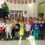 Grupa Motylków oraz Pszczółek z panem policjantem.