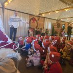 Mikołaj wśród dzieci.