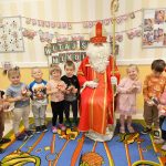 Radość w grupie Motylków – Św. Mikołaj wśród dzieci.