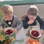 Spożywanie wigilijnego barszczu