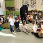 Wręczenie przez plicjanta opasek odblaskowych.