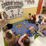 Śpiew piosenki w oczekiwaniu na Św. Mikołaja