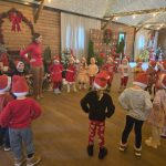 Śpiewanie piosenki dla Mikołaja