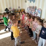 Chłopcy wręczają upominki