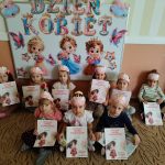 Dziewczynki z dyplomami